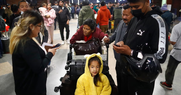 Hàng trăm ngàn hành khách mắc kẹt, hơn 1.000 chuyến bay bị hủy ở Trung Đông