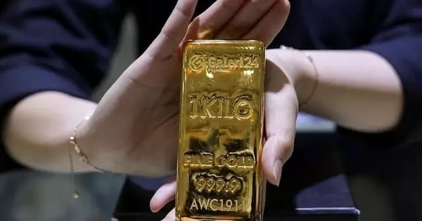 Giá dầu, vàng tăng dựng đứng vì Mỹ không kích Iran