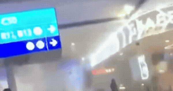 Video: Hành khách hoảng loạn tháo chạy khỏi sân bay Dubai ngập trong khói lửa