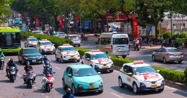 100% taxi ở Hà Nội là xe điện trong 4 năm nữa: Gần 28.000 tài xế có được hỗ trợ gì không?