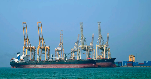 Giá dầu tăng vọt lên đỉnh 4 năm, giới chuyên gia cảnh báo mức 100 USD/thùng là hoàn toàn có thể, nguồn cung từ 3,3 triệu thùng sẽ đứt gãy