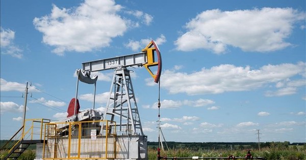 Giá dầu thô bật tăng 7%