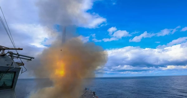 Iran tuyên bố đóng cửa Eo biển Hormuz, cảnh báo tấn công bất cứ tàu nào cố tình đi qua