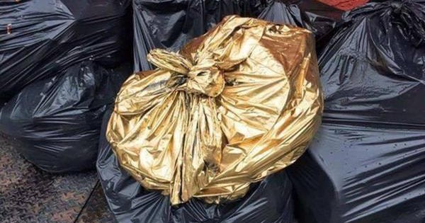 Người đàn ông "ngã ngửa" khi phát hiện tự tay vứt 20 thỏi vàng vào thùng rác