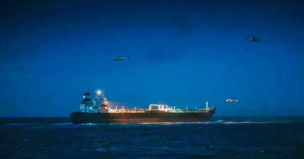 Đang di chuyển bất ngờ bị chặn bắt, phát hiện 45 lỗi vi phạm, tàu chở dầu nghi của Nga phải nộp 12 triệu USD mới được thả