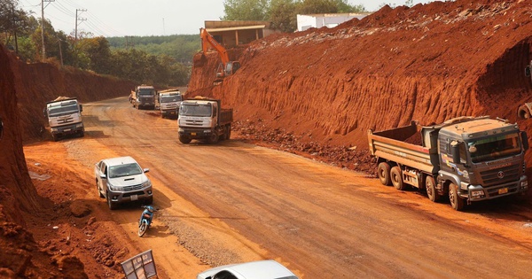 Đề xuất tạm dừng thi công tuyến đường khiến 8 nhà dân 'treo cao' ở Đồng Nai