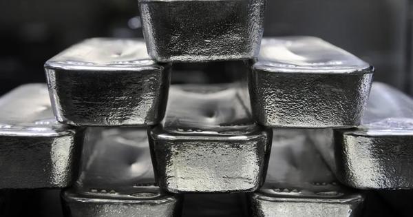 Quỹ bạc lớn nhất thế giới do BlackRock quản lý ngắt mạch bán ròng, đảo chiều "gom" gần 80 tấn