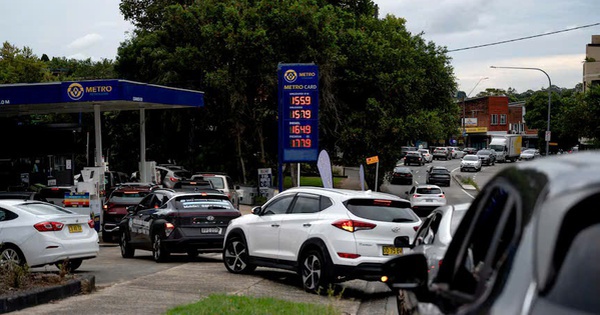 Giá xăng nhiều nơi trên thế giới tăng vọt, người dân xếp hàng dài chờ đổ