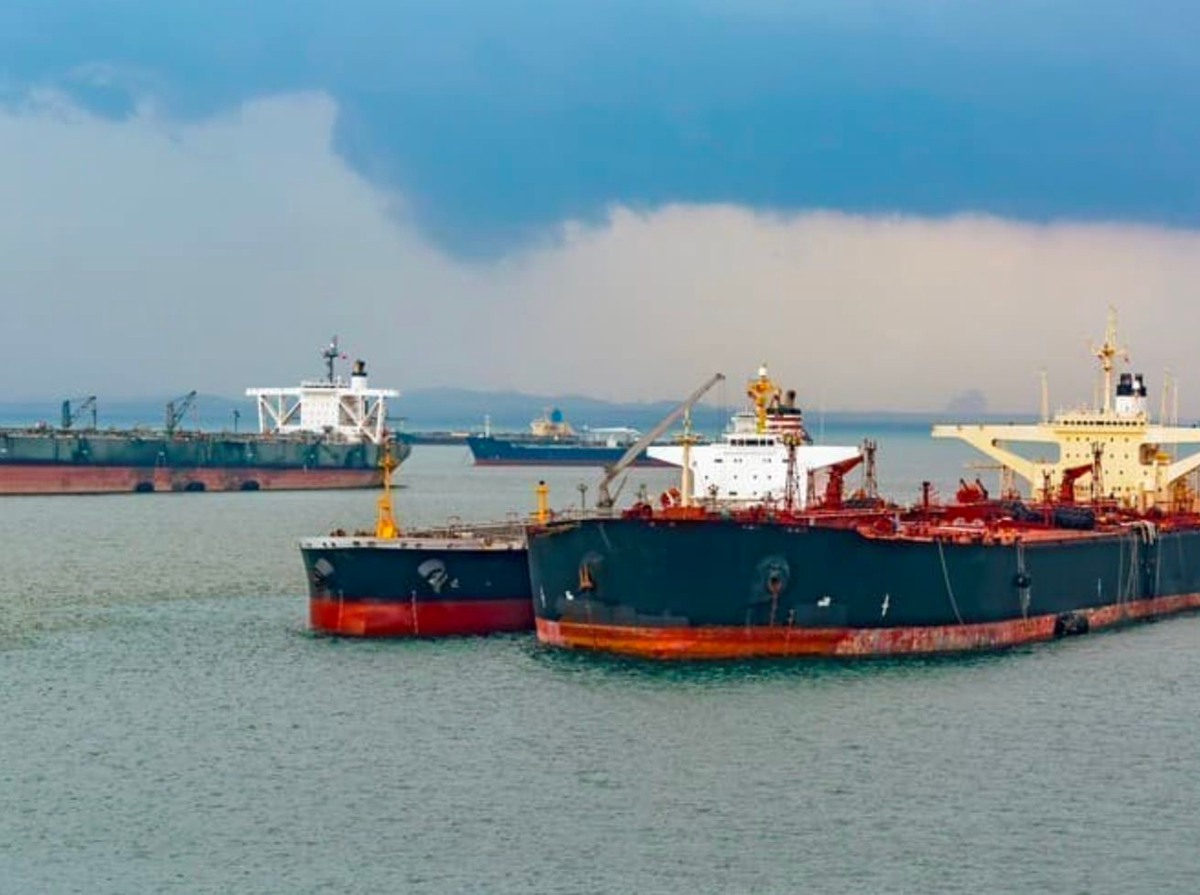 Đang đứng im, gần 40 triệu thùng dầu Iran bất ngờ di chuyển đến quốc gia nằm cạnh Việt Nam