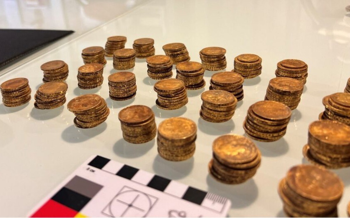 Đào móng ngôi nhà cổ, phát hiện kho báu chứa hơn 400 đồng tiền vàng