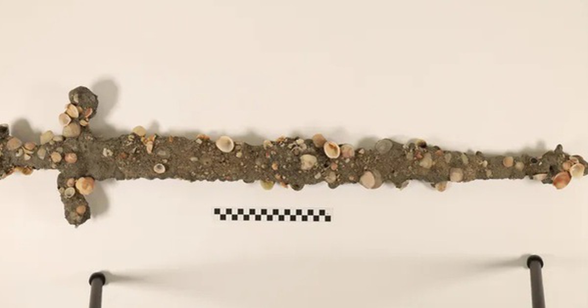 Đuổi trộm ngoài bờ biển, cậu sinh viên nhặt được báu vật