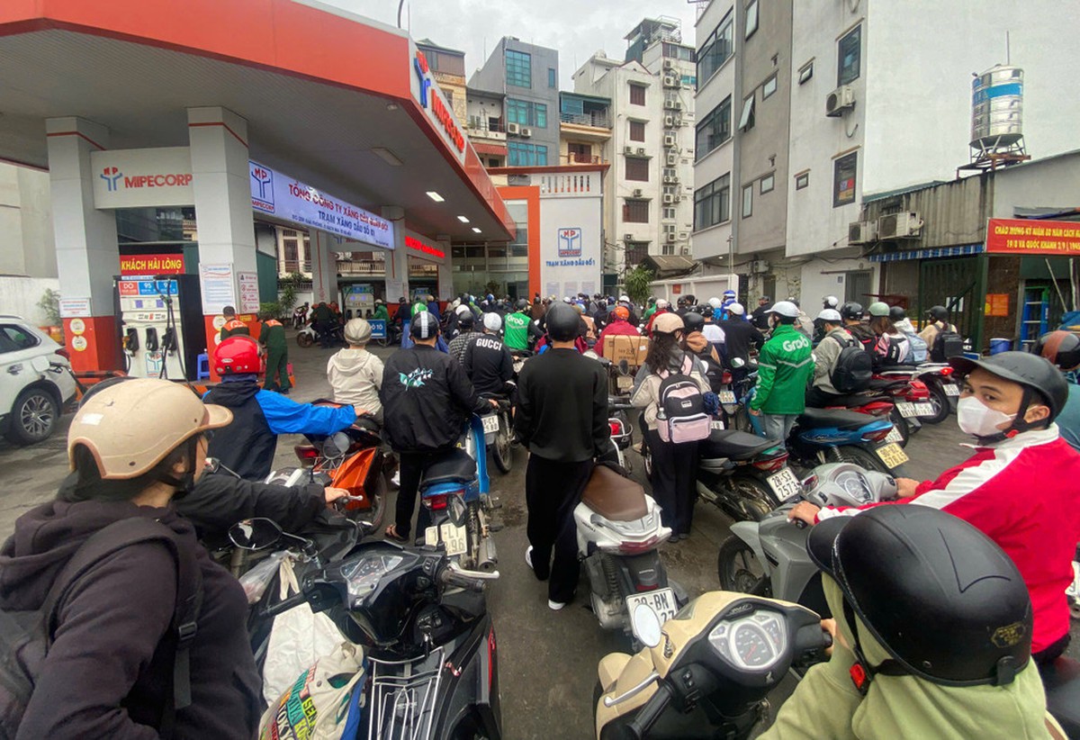 Nóng: 1 cây xăng vừa bị XỬ PHẠT vì "găm hàng", chỉ bán tối đa 300.000 đồng mỗi lượt