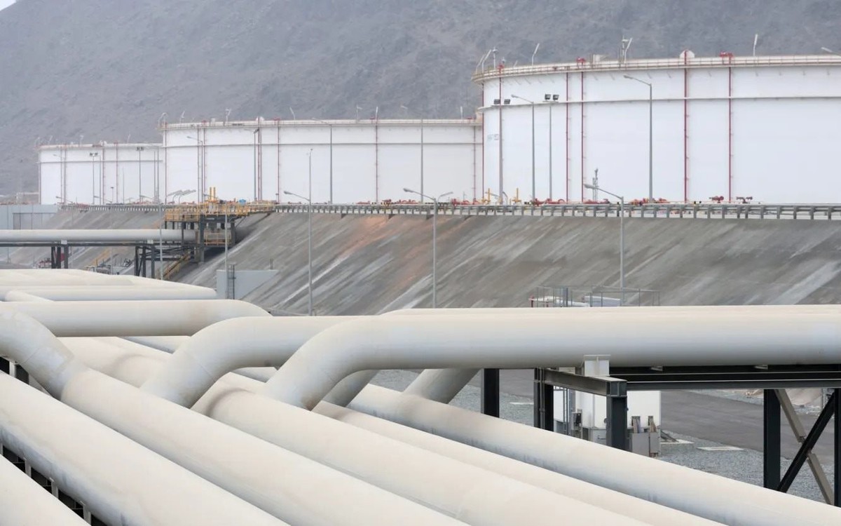 'Quân bài tẩy' với tổng công suất gần 9 triệu thùng dầu mỗi ngày giúp 2 quốc gia Trung Đông giảm phụ thuộc vào eo biển Hormuz