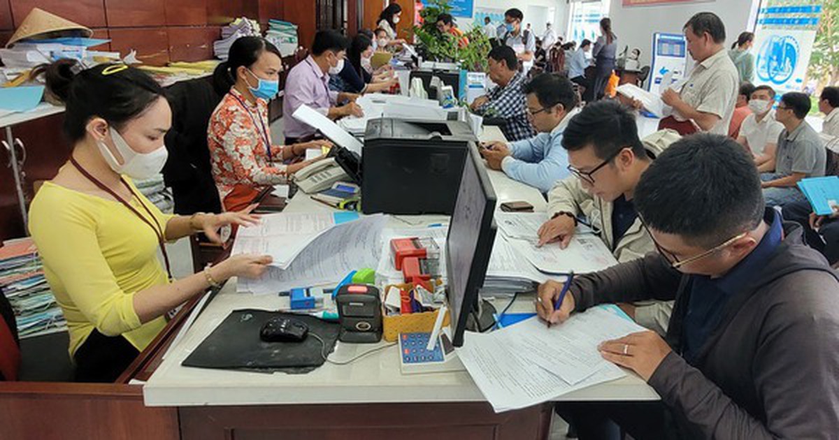 Lương cơ sở dự kiến tăng 8% từ 1-7, những khoản nào sẽ được điều chỉnh theo?