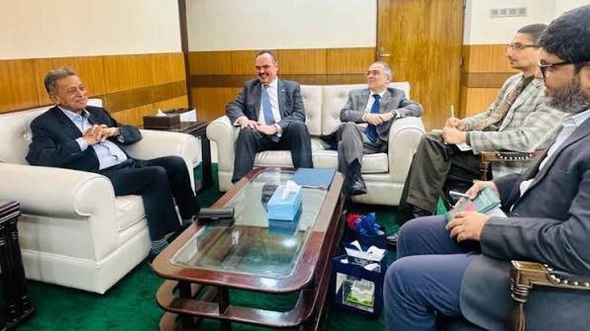 Nguồn cung dầu bị siết vì Iran phong toả eo biển Hormuz, một nước châu Á đề nghị Mỹ cho phép nhập khẩu dầu Nga