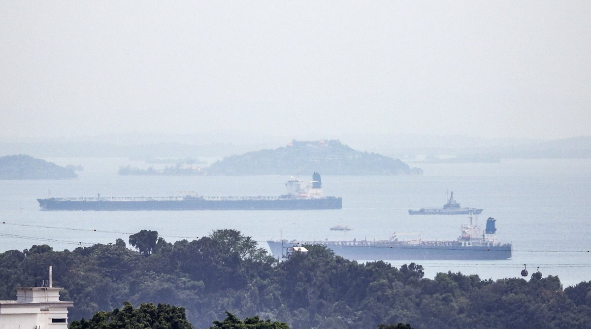 Phát hiện đội tàu chở dầu Iran âm thầm mang 1 triệu thùng dầu/ngày đến một nước Đông Nam Á