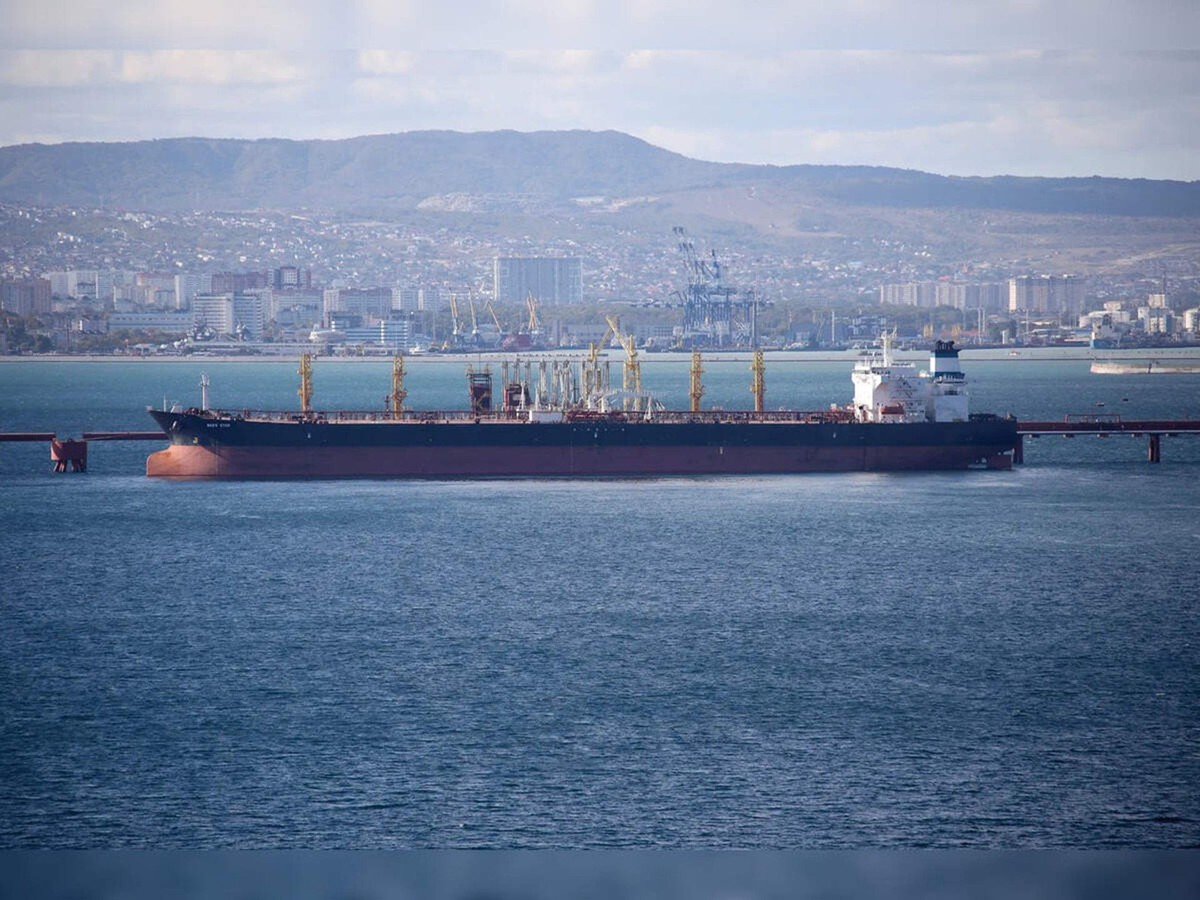 Đang di chuyển thì Mỹ bất ngờ 'bật đèn xanh', hơn 19 triệu thùng dầu Nga lênh đênh trên biển