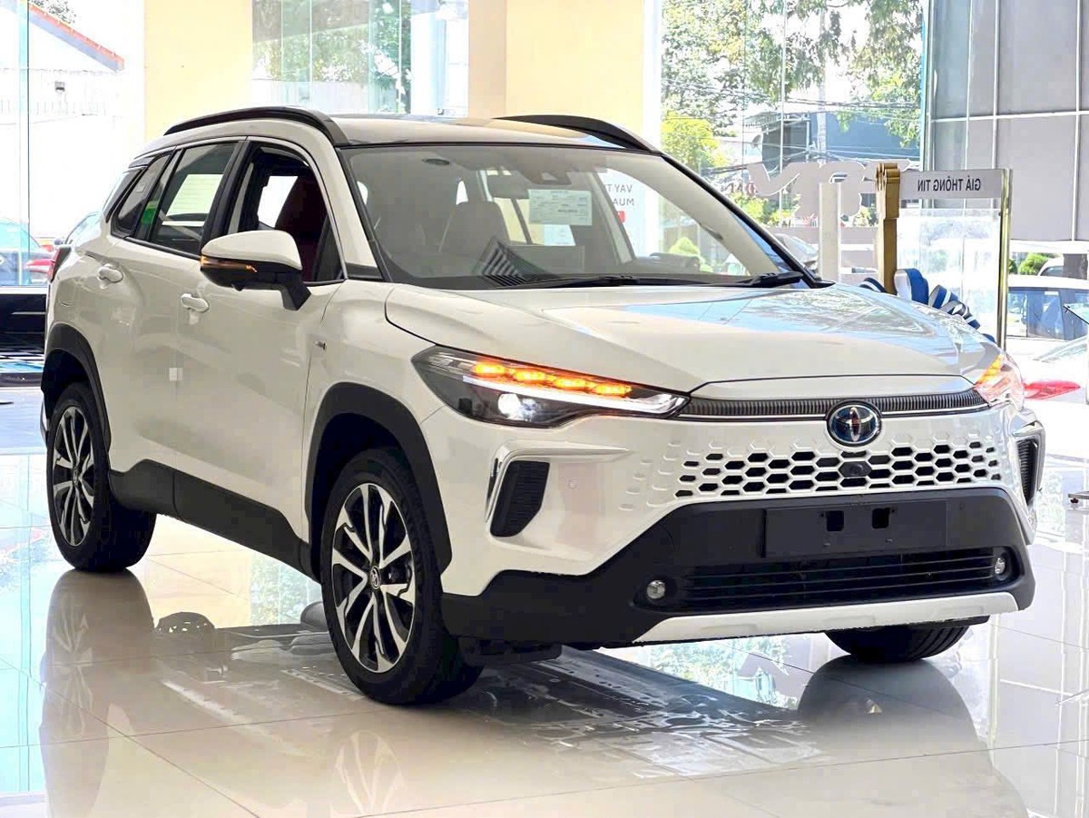 Hết cảnh khan hàng, Toyota Corolla Cross lấy lại ngôi vương xe Hybrid: Suzuki XL7 ‘hụt hơi’ sau 1 tháng thăng hoa