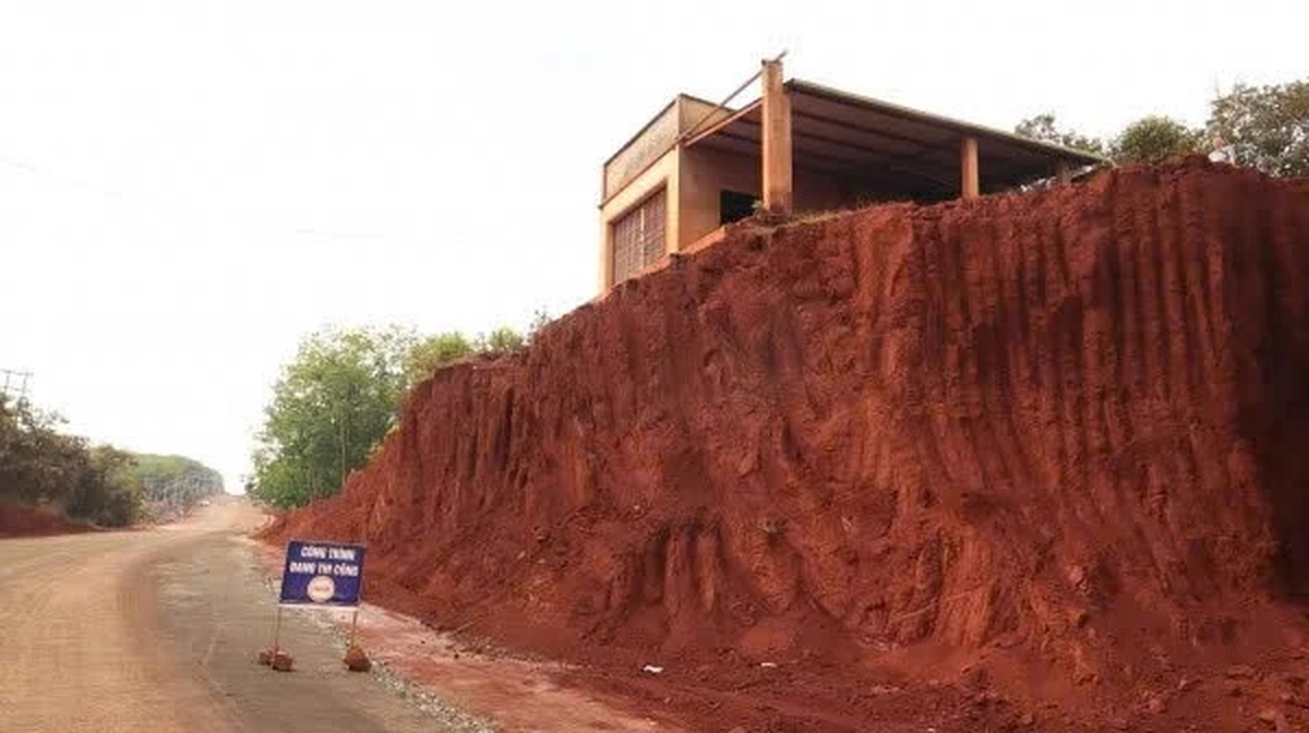 Công an Đồng Nai điều tra vụ hạ cốt nền làm đường khiến nhà dân chênh vênh