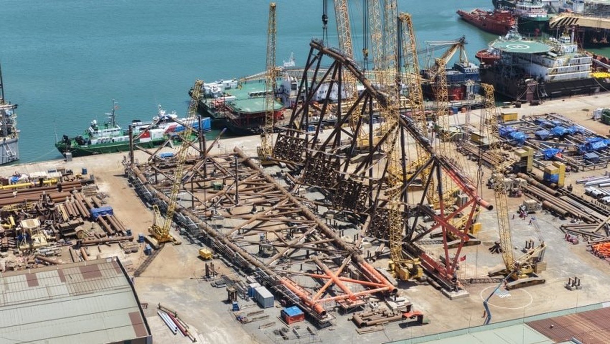 Huy động dàn cần cẩu hạng nặng lắp dựng cấu kiện 1.200 tấn tại dự án 4.000 tỷ đồng