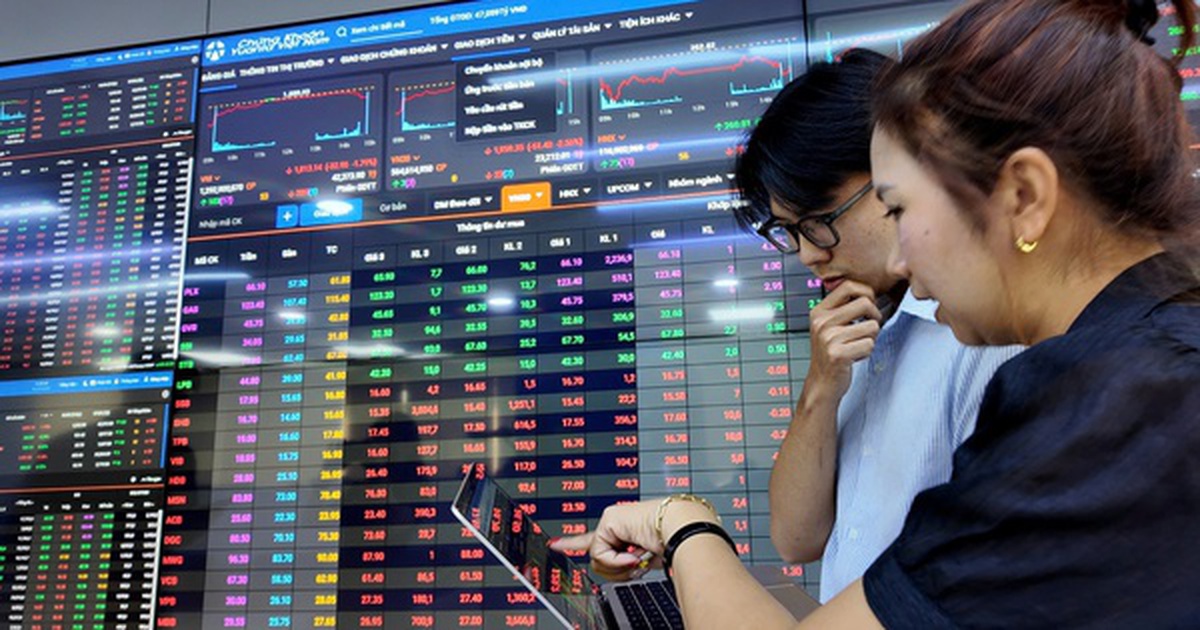 Chứng khoán trước áp lực kép