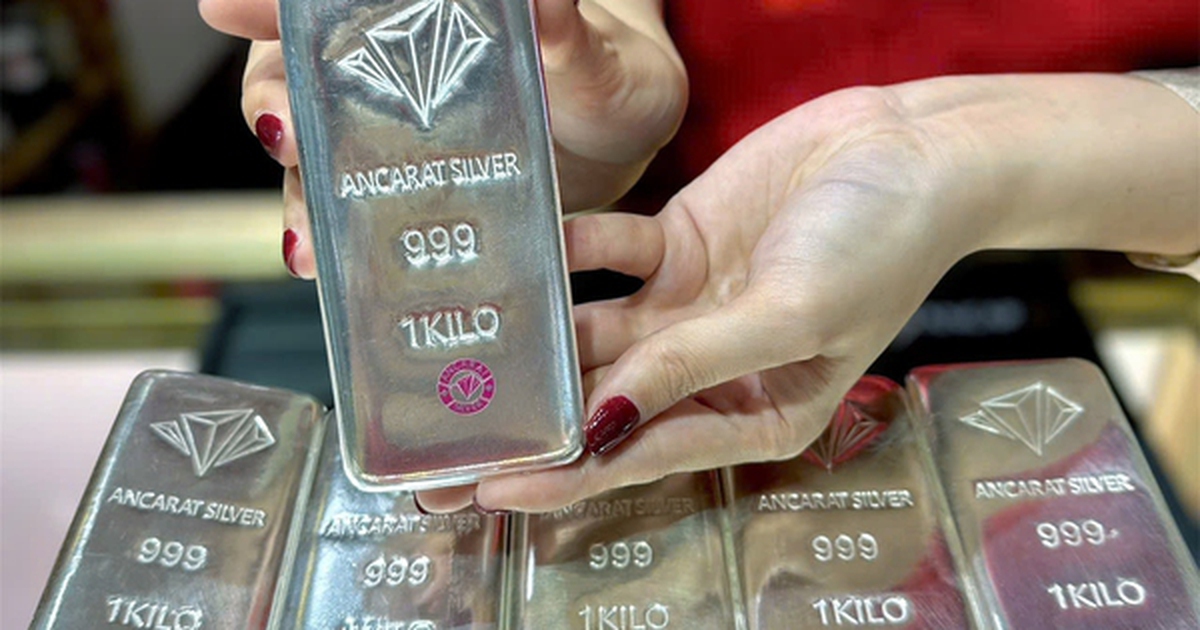 Giá bạc hôm nay 17-3: Bất ngờ tăng nhanh hơn vàng