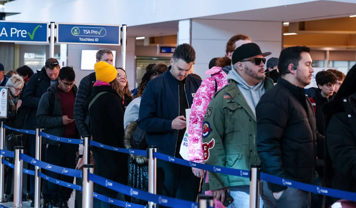 Mỹ sắp đóng cửa loạt sân bay, 50.000 nhân viên phải làm việc không lương thưởng: Chuyện gì đây?