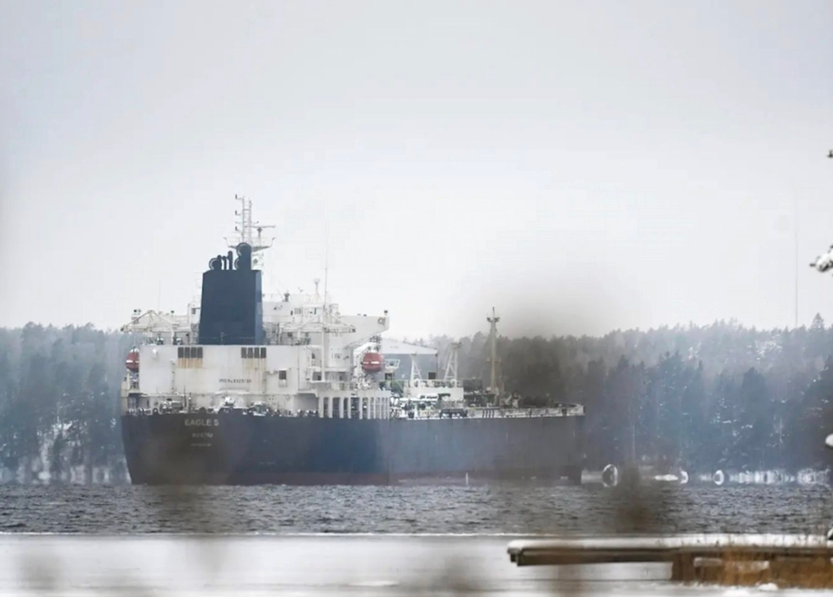 Nga 'chơi lớn': Tuyên bố sẽ điều tàu chiến hộ tống đội tàu 'bóng tối', có thể trang bị cả vũ khí cho tàu chở dầu