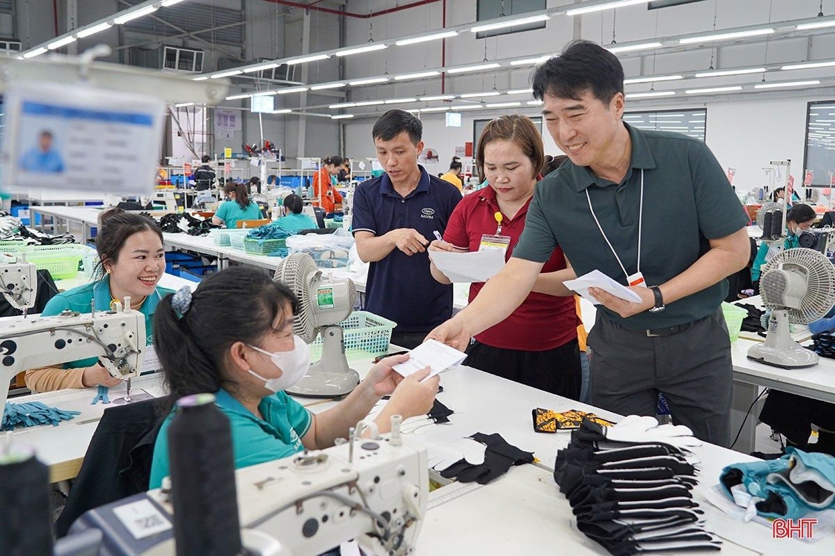 Một công ty may ở Hà Tĩnh chi 650 triệu đồng hỗ trợ tiền xăng cho 1.300 công nhân