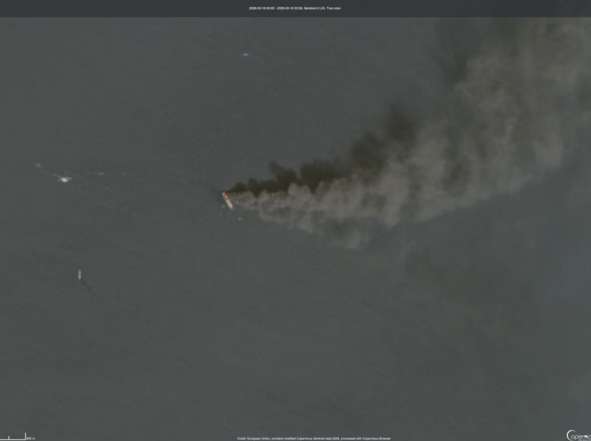 Tàu chở hàng bốc cháy ở eo biển Hormuz, khói đen trùm khu vực lớn