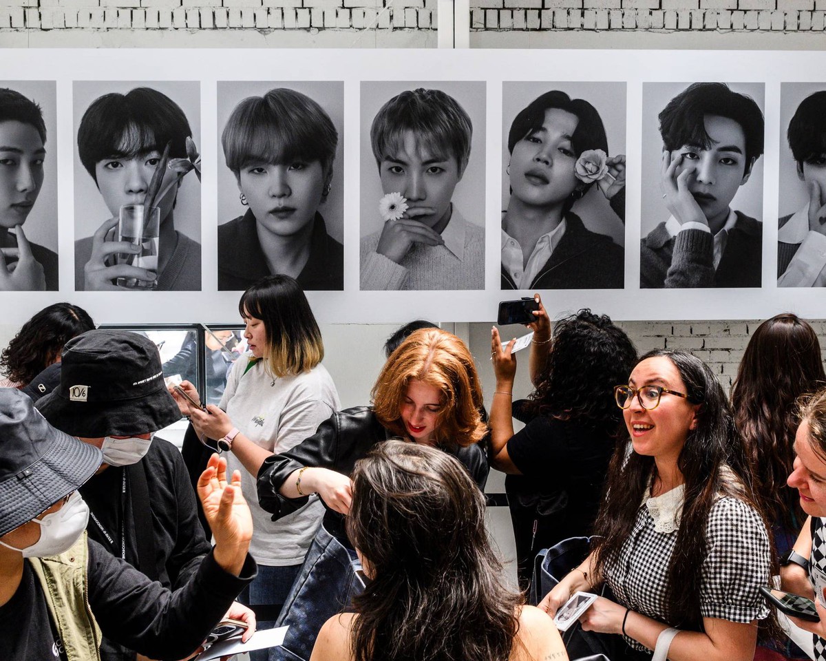 "Cỗ máy in tiền" BTS tái xuất: Một tiếng biểu diễn tại Seoul khiến cả thế giới đổ dồn túi tiền về Hàn Quốc, chính phủ nâng mức cảnh báo khủng bố