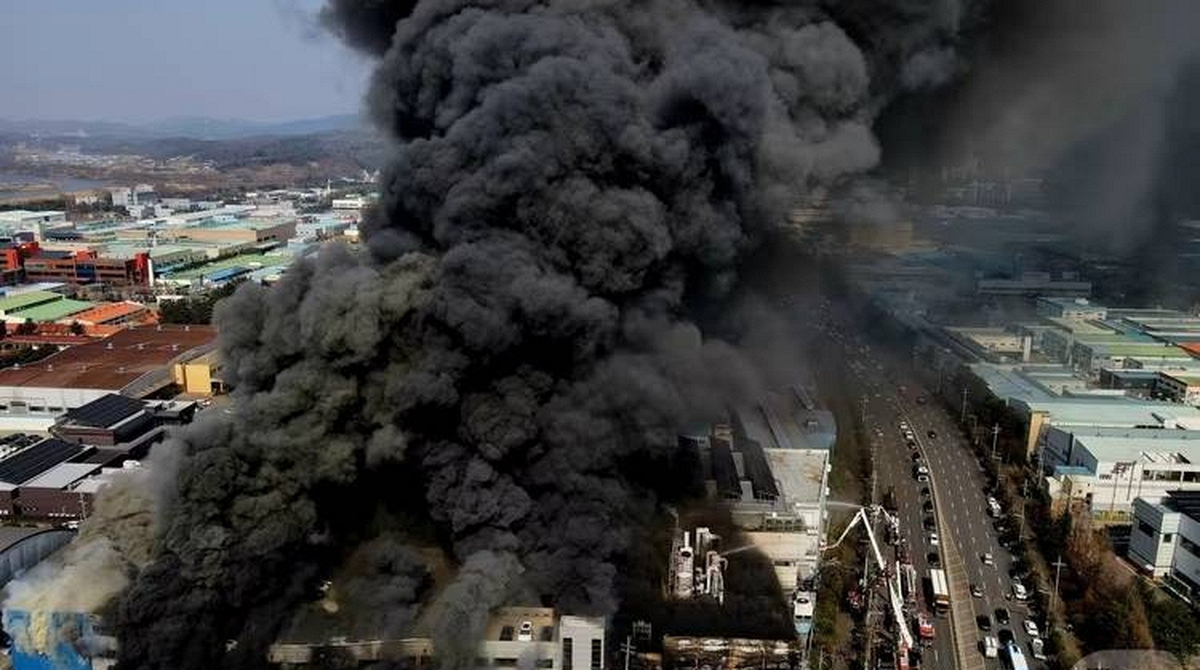 Hiện trường thảm họa cháy nhà máy linh kiện ô tô tại Hàn Quốc: 53 nạn nhân nhập viện, hàng chục người vẫn chưa rõ tung tích