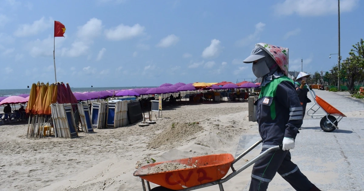 Cát bay phủ kín công viên mới đầu tư nghìn tỷ bên bờ biển ở TPHCM