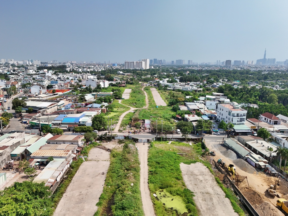 Công trường Vành đai 2 TP.HCM vắng lặng sau 3 tháng tái khởi động