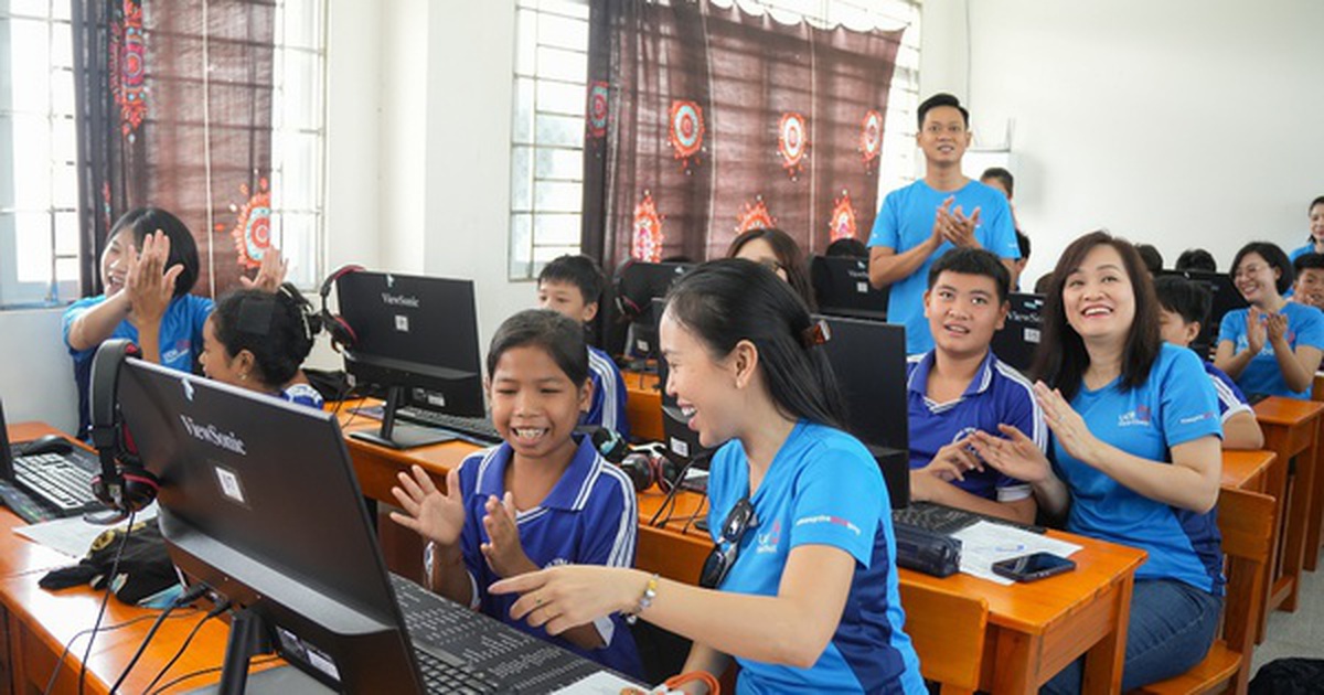 UOB Việt Nam trao tặng 3 phòng máy vi tính cho hơn 2000 học sinh vùng sâu tại An Giang