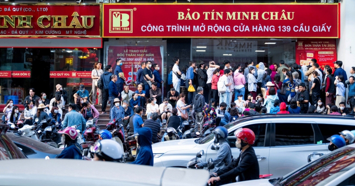 Cảnh lạ sáng sớm ở Hà Nội: Xếp hàng kín cầu thang mua vàng khi giá hạ, lo việc cưới xin cho con trai nên cố gắng chen chân