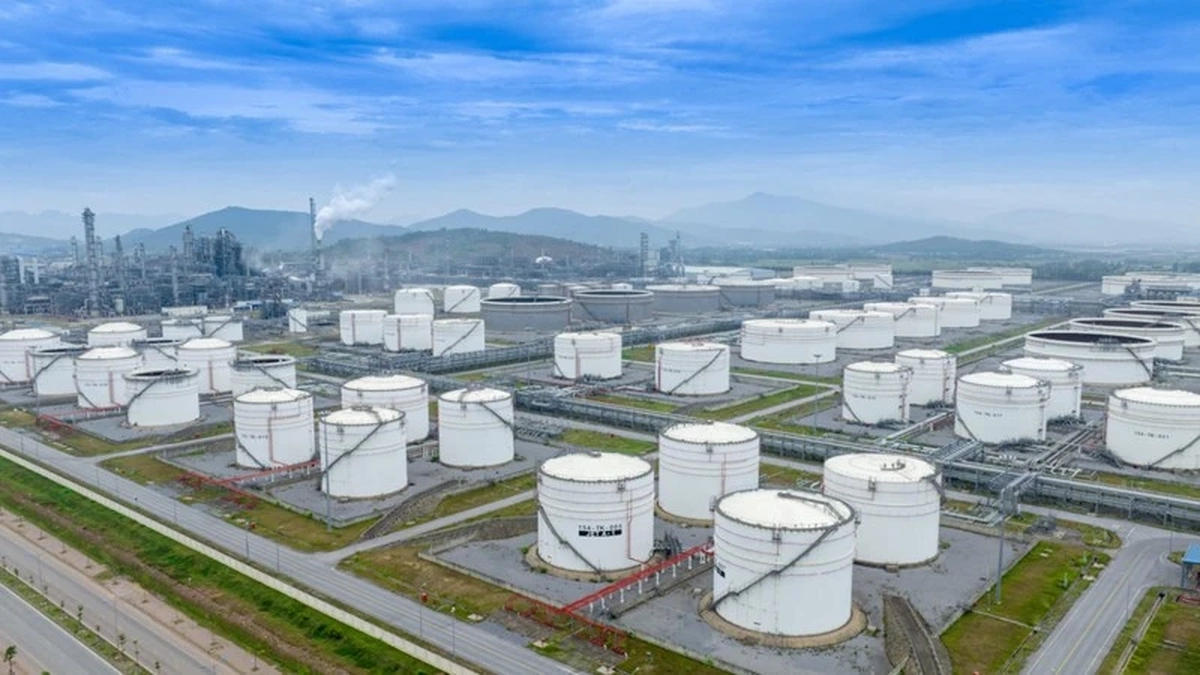 Nhà máy lọc dầu Dung Quất, Nghi Sơn đủ nguyên liệu sản xuất đến hết tháng 4