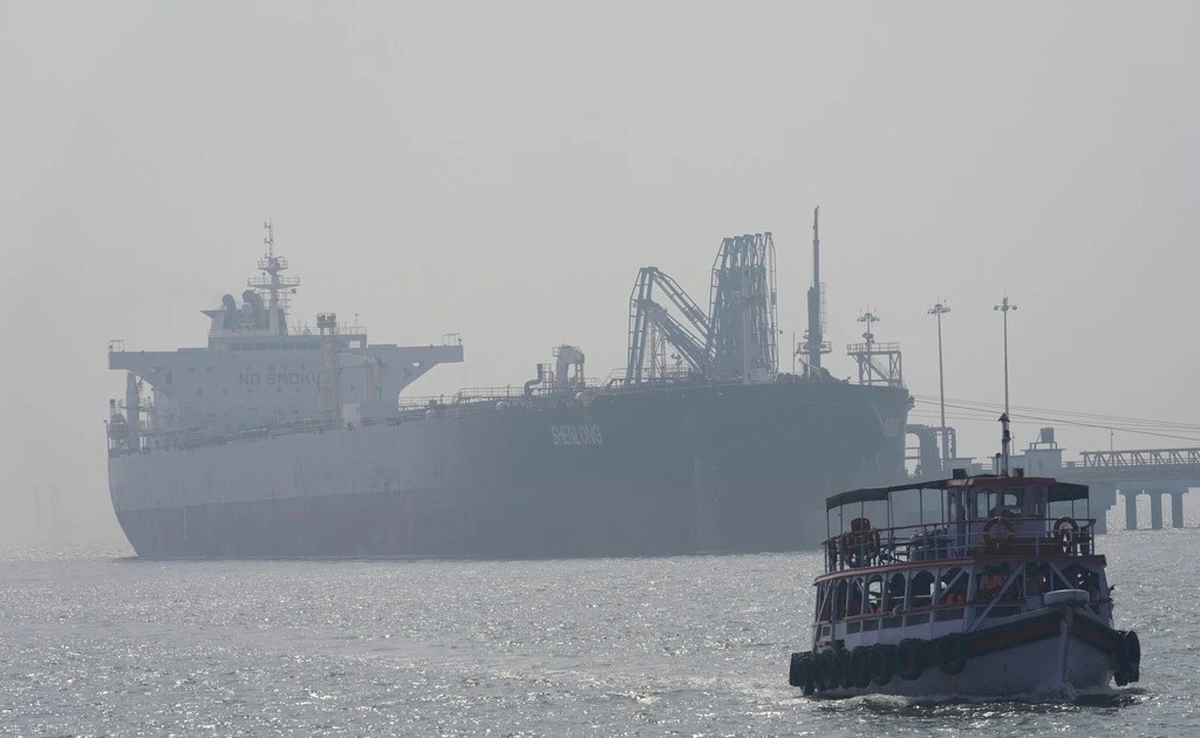 Iran cho phép các tàu 'không thù địch' qua eo biển Hormuz