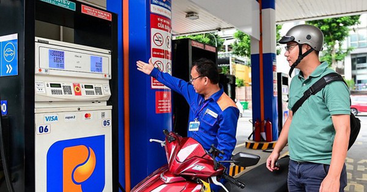 Giá xăng giảm hơn 3.800 đồng/lít