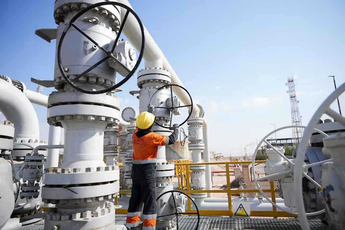 Khổ như quốc gia hàng xóm của Iran: Từng sản xuất 4 triệu thùng dầu/ngày nay phải cắt giảm 80% sản lượng vì eo biển Hormuz bị khoá