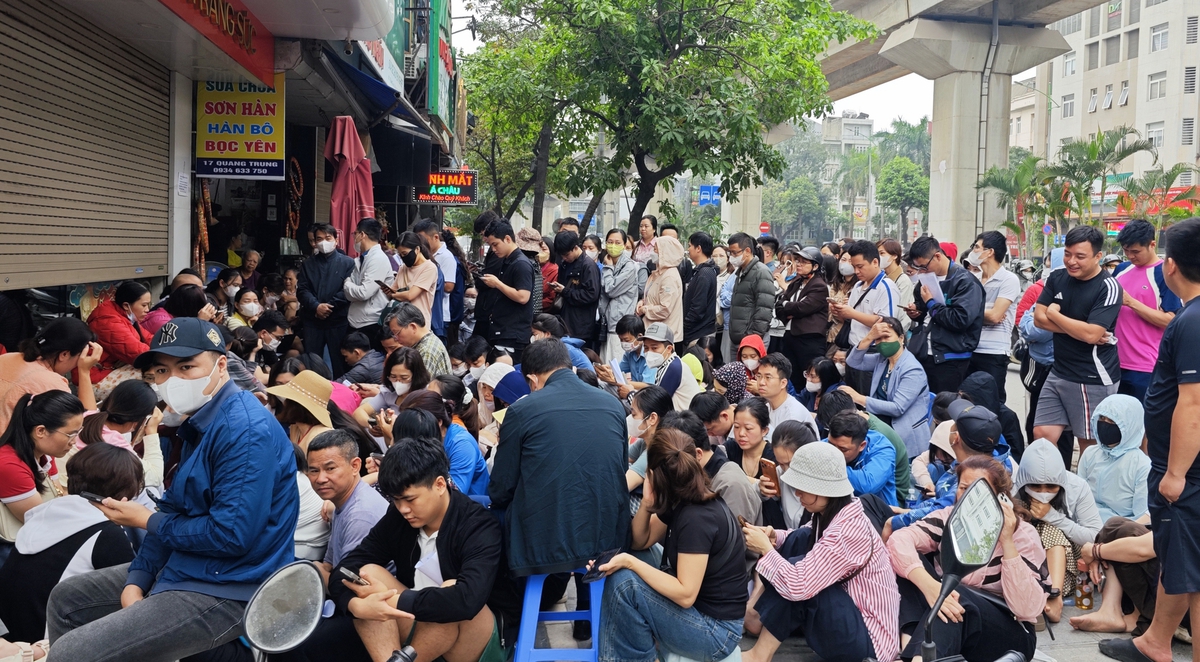 Cửa hàng vàng Bảo Tín Mạnh Hải ken đặc người xếp hàng từ 4 - 5h sáng sau loạt tin nhắn bất ngờ