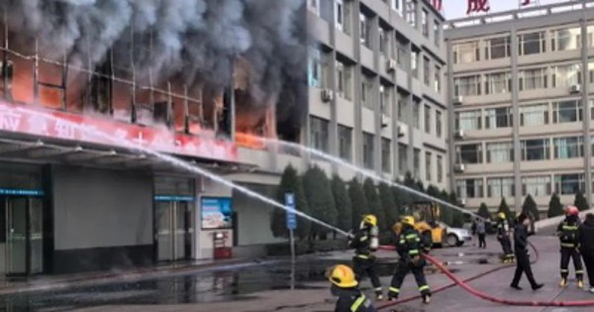 Khói lửa bao trùm  tòa nhà cao tầng ở Trung Quốc, hàng chục người thương vong