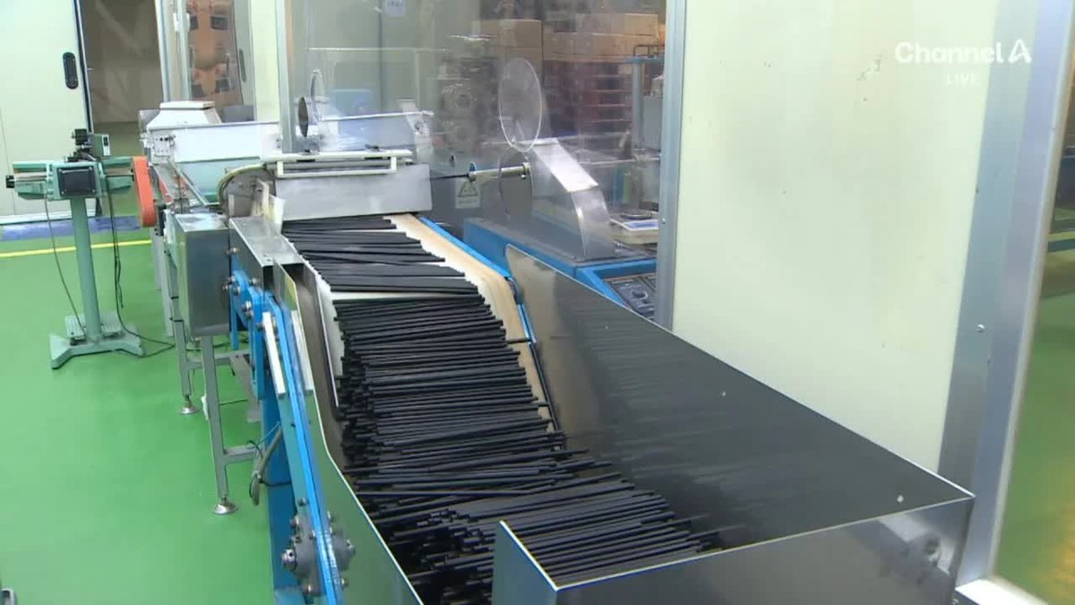 Hàng loạt sản phẩm thiết yếu rơi vào tình trạng báo động vì xung đột Trung Đông: Từ quần áo đến ống hút đều đình trệ sản xuất vì thiếu dầu mỏ