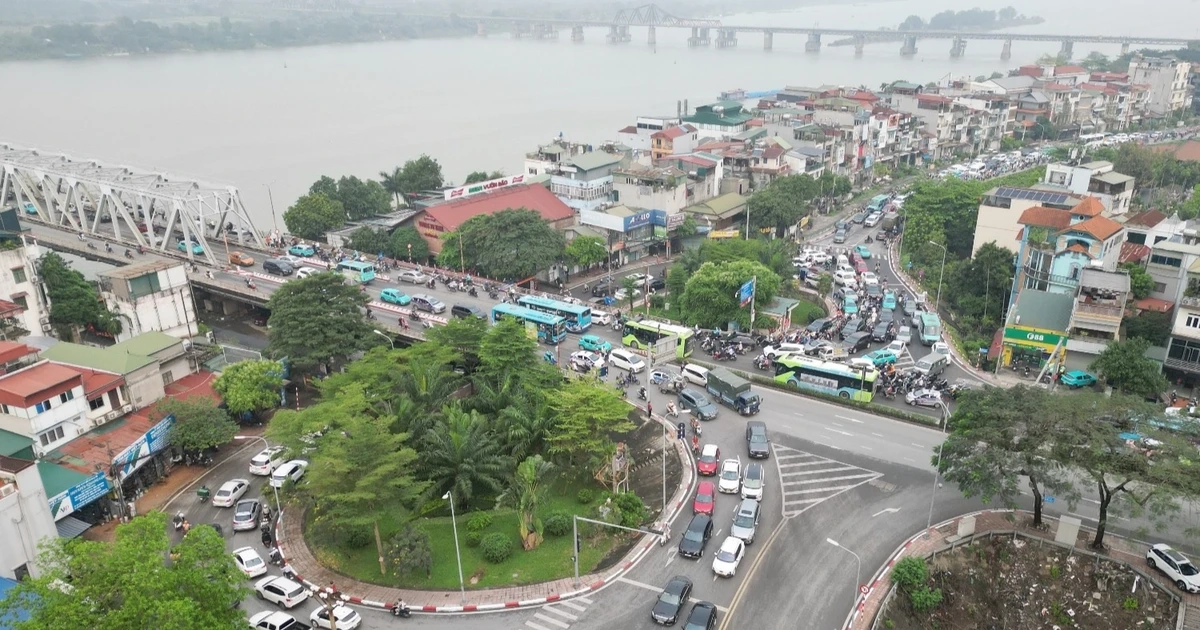 Ùn tắc do cấm cầu Long Biên, cảnh sát phải điều tiết nhiều loại xe qua cầu Vĩnh Tuy