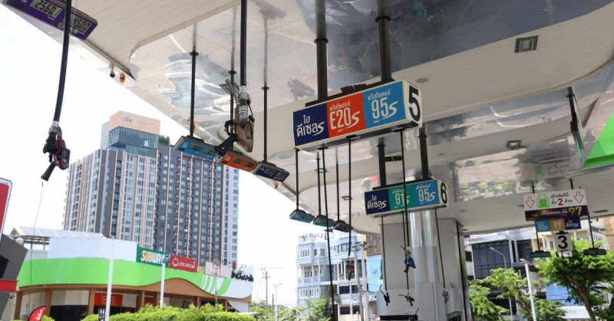 Láng giềng Việt Nam ghi nhận giá xăng cao kỷ lục