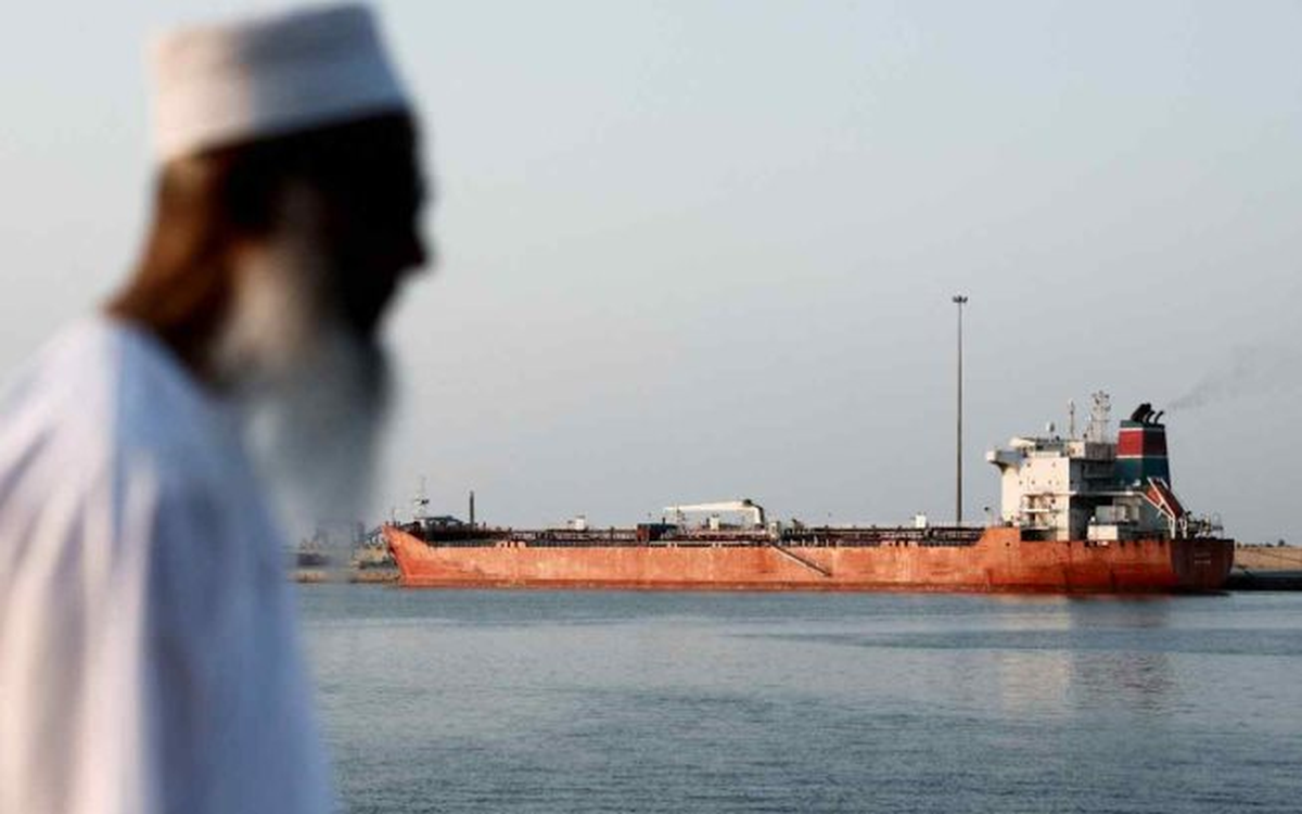 Chưa từng có: Một tàu "bị tháo dỡ" từ nhiều năm trước vừa 'trót lọt' đi qua Eo biển Hormuz, không ai biết đang chở dầu hay khí đốt