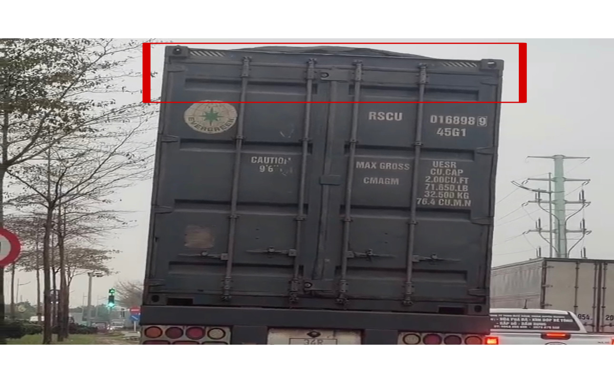 Phát hiện xe container màu đen lạ, cảnh sát Việt Nam lập tức theo dõi giám sát