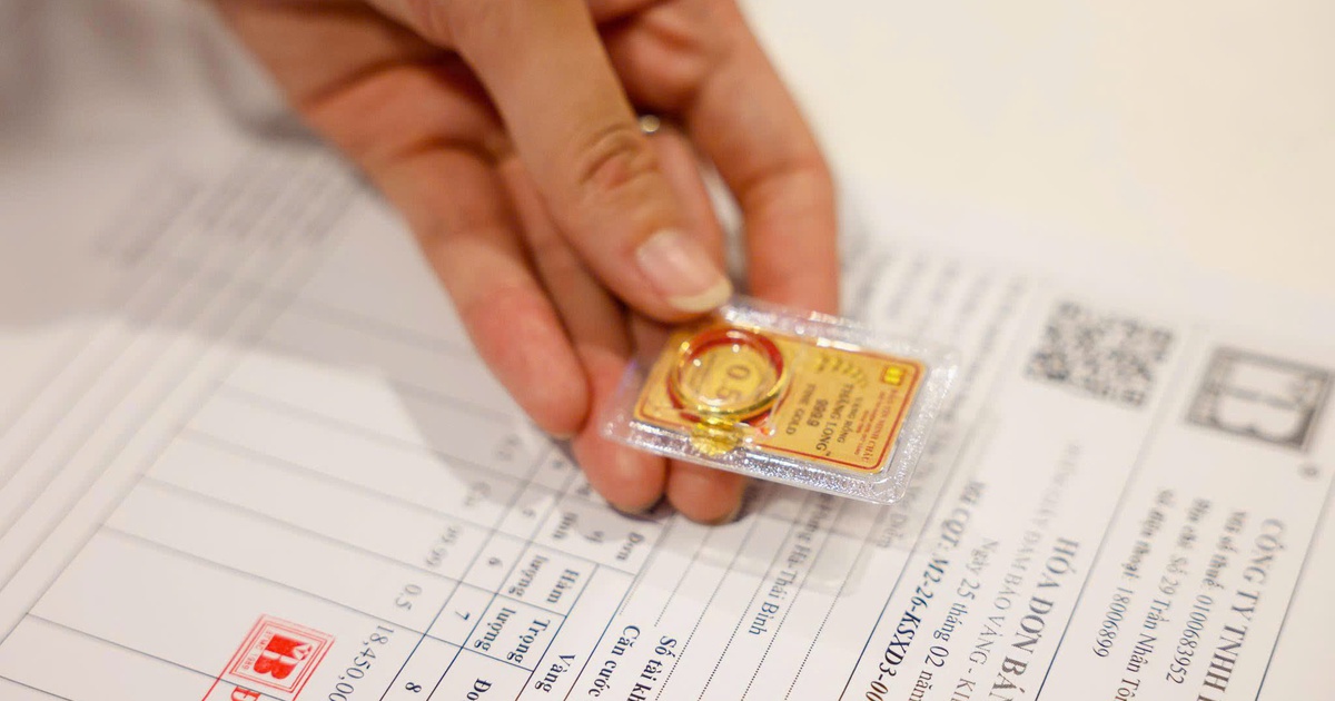 Giá vàng rơi thẳng đứng