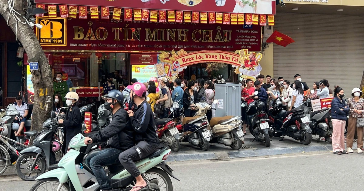 Giá vàng trên chợ mạng tăng loạn xạ