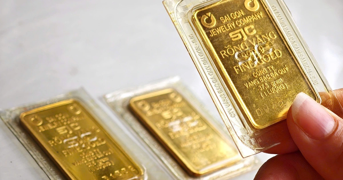 Giá vàng rơi tự do, bắt đáy vẫn rủi ro khó lường